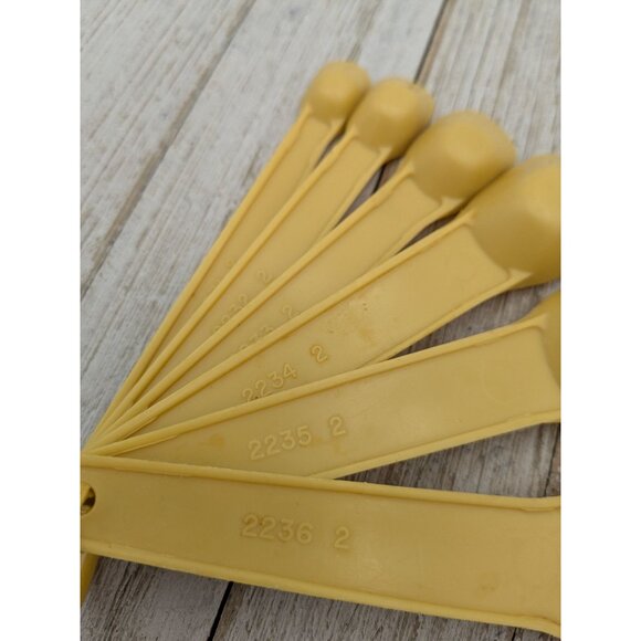 Vintage Gold Mustard 6 Piece Measuring Spoons #2236 2235 2234 2233 2232 2231 - Picture 9 of 9